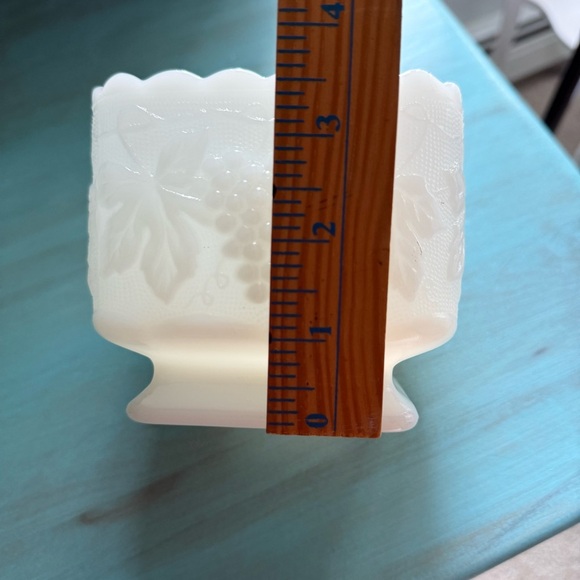 Anchor Hocking Milk Glass White Embossed Grape Design Vase Dish - Picture 11 of 11